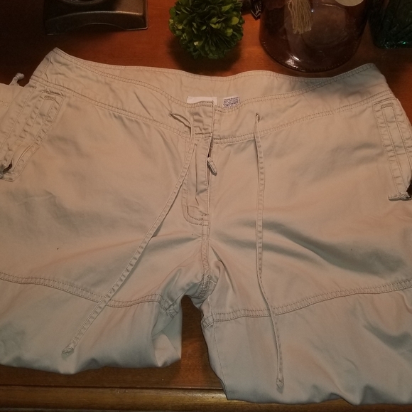 Carolina Blues Women's Khaki Capri Pants (16W) - Picture 3 of 8